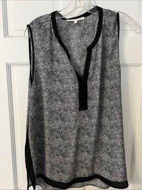 Sleeveless Herringbone-PrintShirt — Black & White in